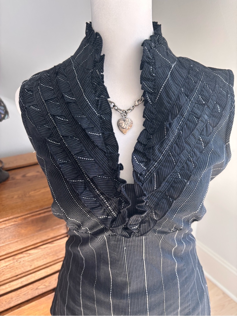 Dynamite Ruffled Sleeveless Blouse 🖤 - Picture 3 of 6